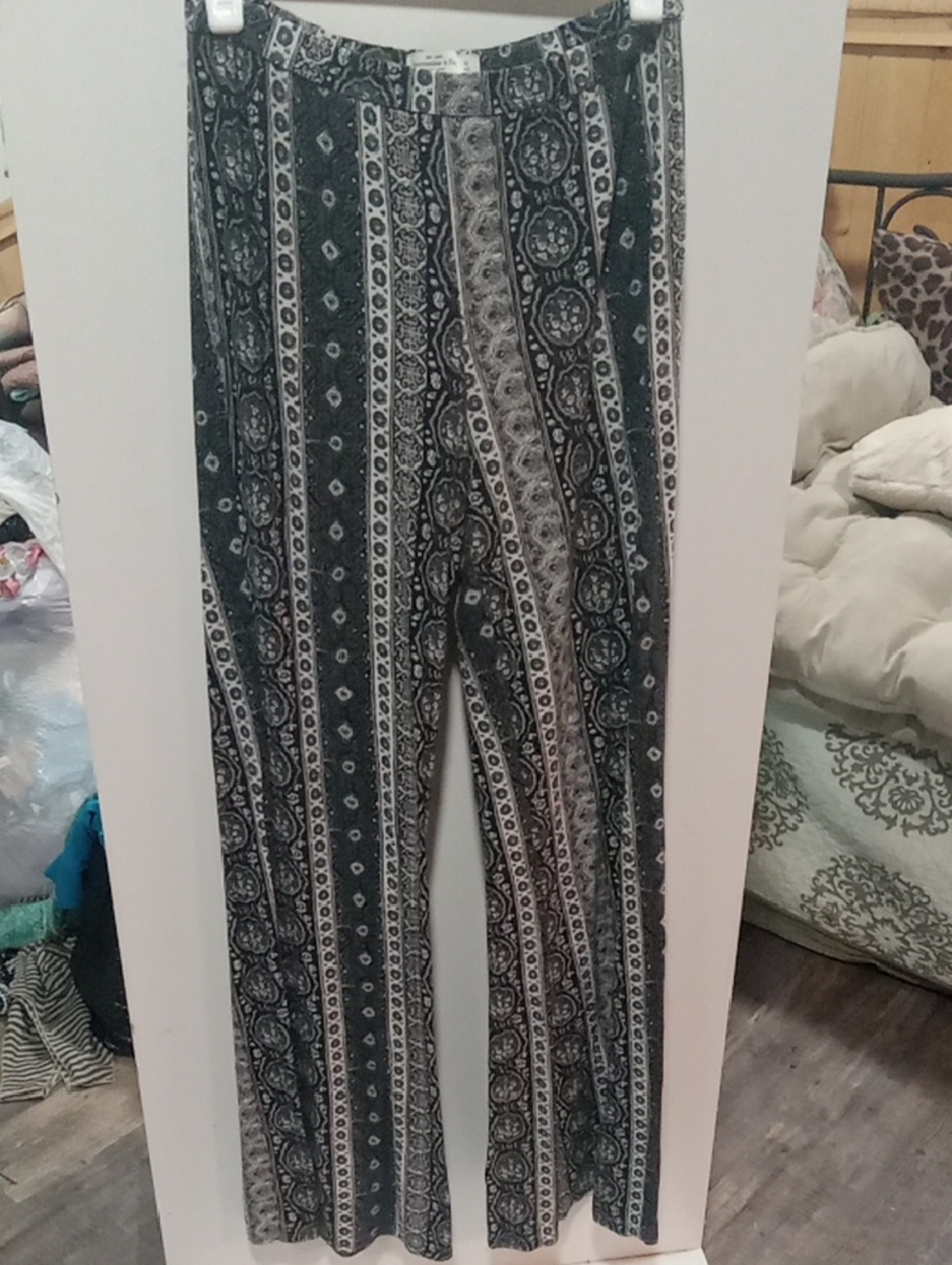 (546) Abercrombie & Fitch Black and White Paisley Stripe Wide-Leg Pants